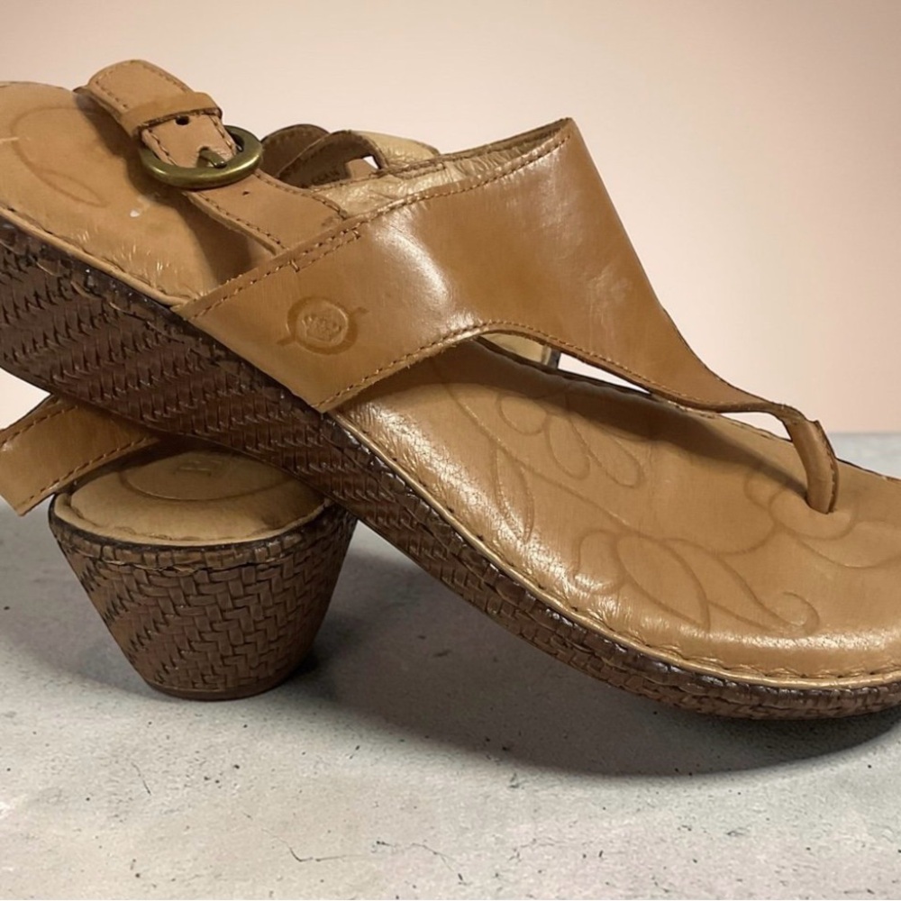 Born Leather Women’s Tan Wedge Thong Sandals Style #D49106